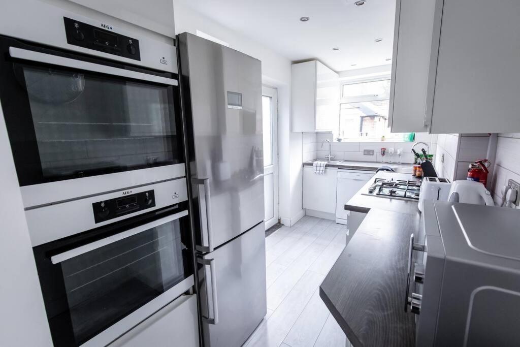 Windsor House 3 Bedrooms Sleeps 8 Manchester Exteriör bild